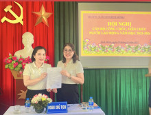 Ảnh Đ/c Hiệu trưởng và đ/c Chủ tích Công đoàn ký giao ước thi đua.