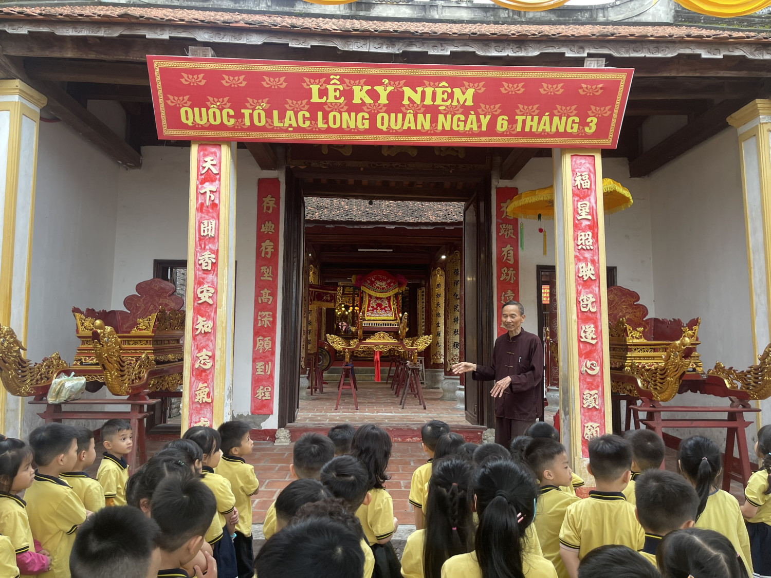 Tham quan di tích lịch sử của địa phương