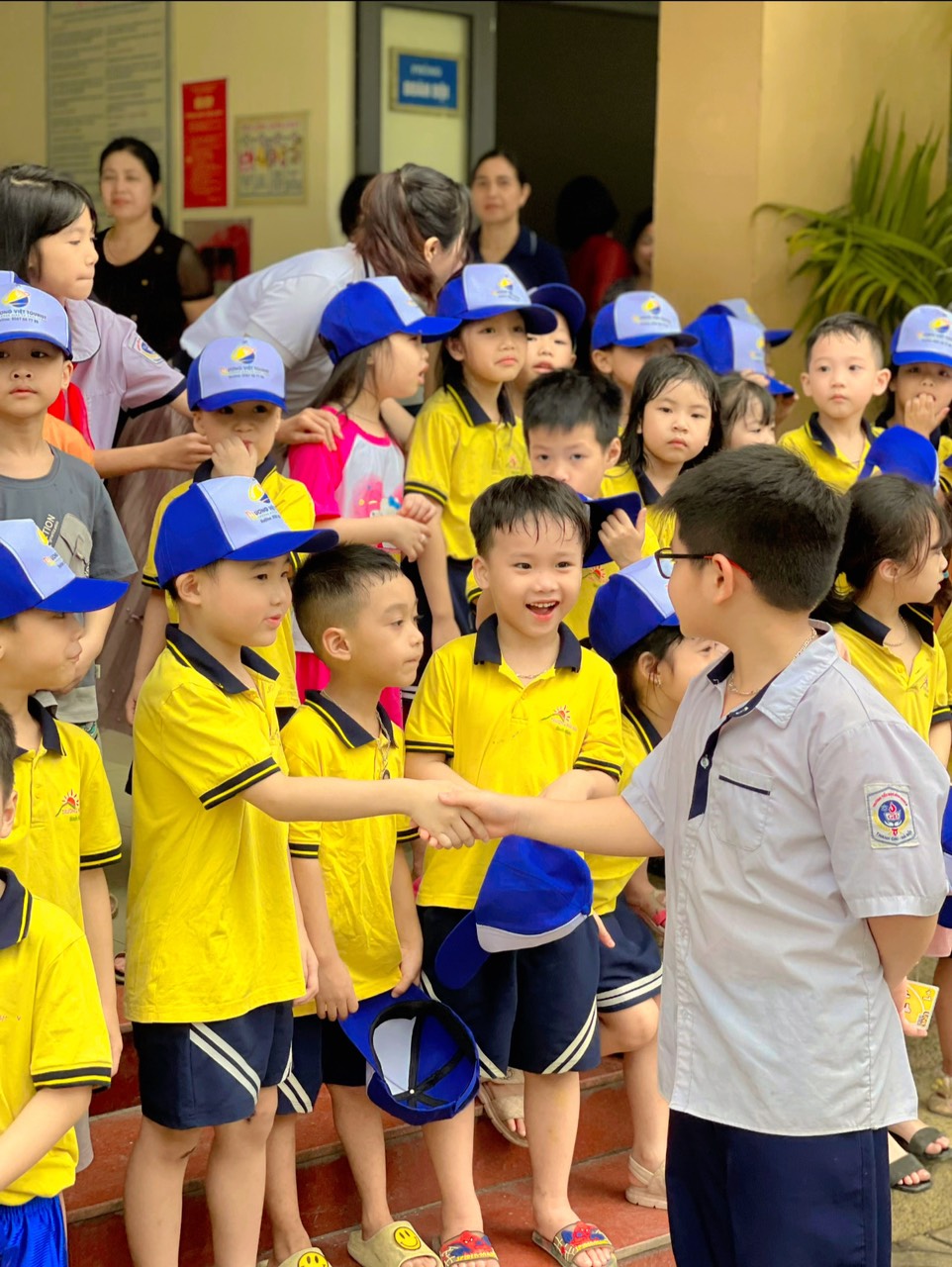 Chuyến Tham quan trường Tiểu học  của các bé